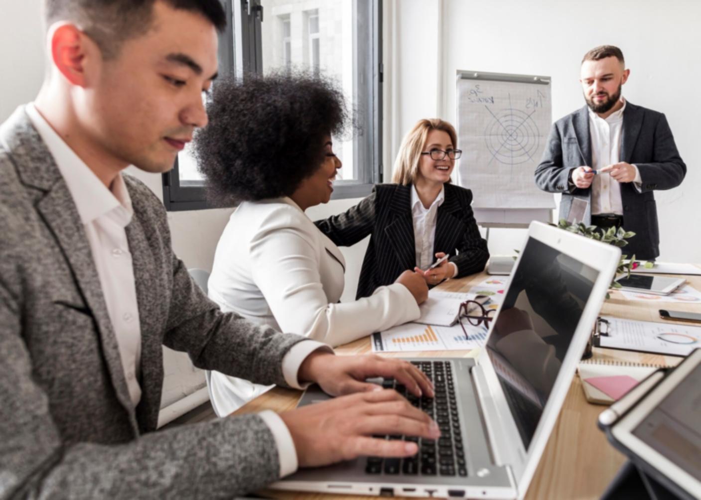 Moderne Büroumgebung mit Fokus auf strategische Finanzplanung