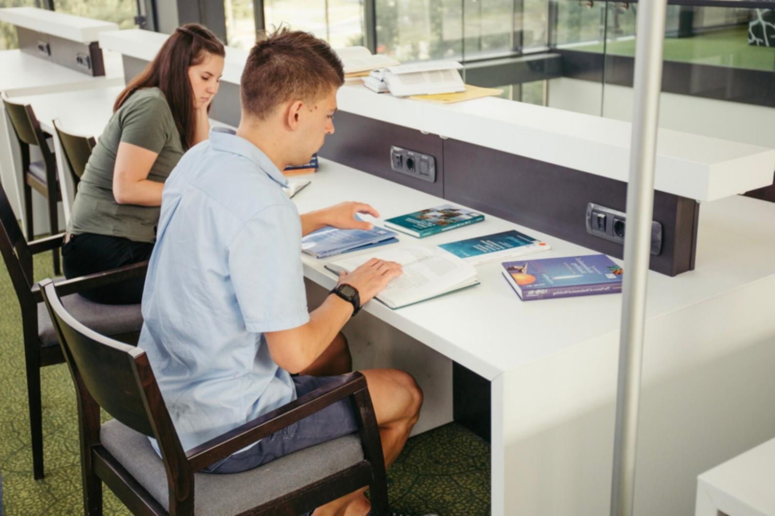 Analytisches Arbeitsumfeld mit Finanzunterlagen